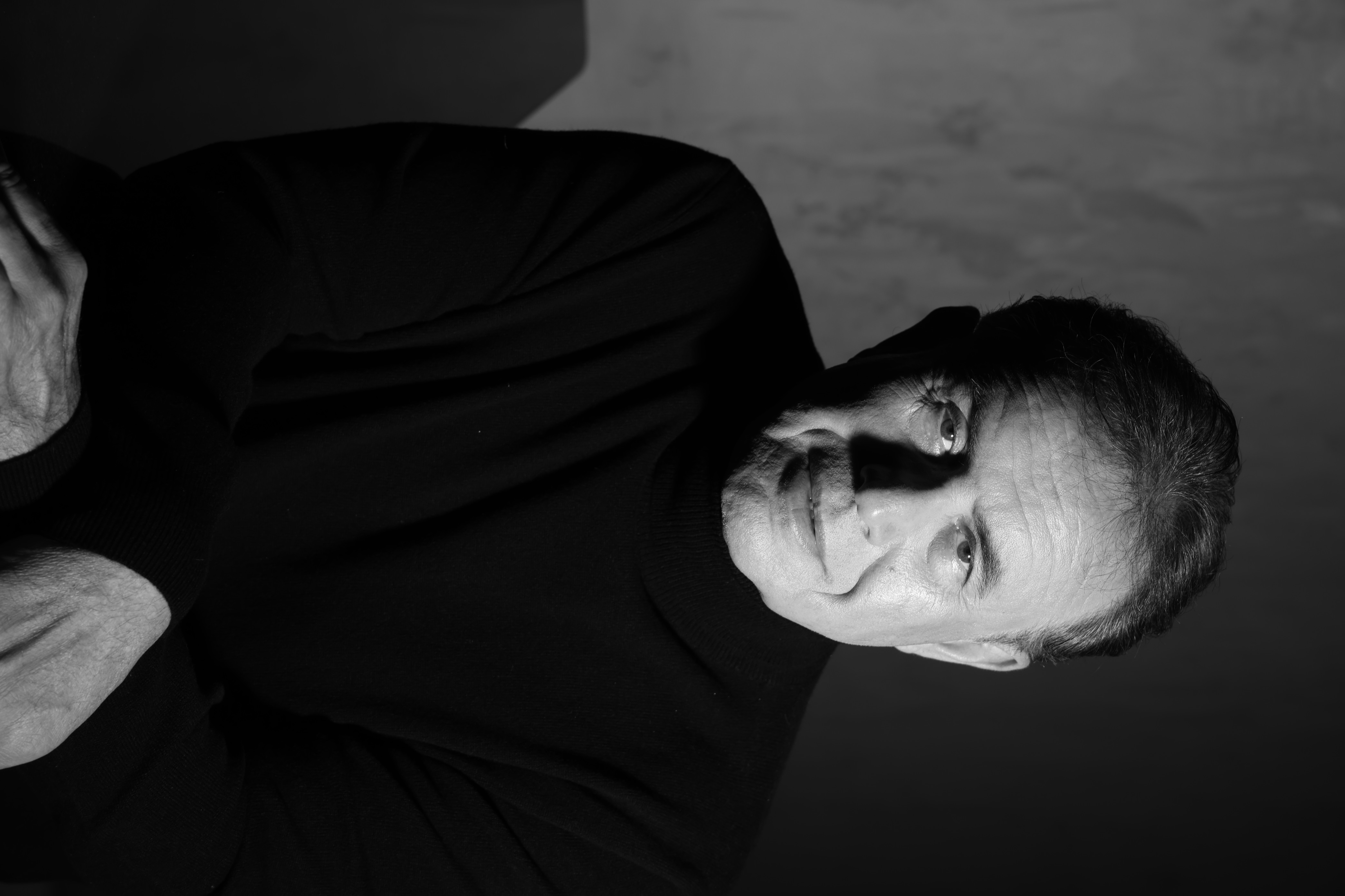 Dr. Nouriel Roubini with background 2